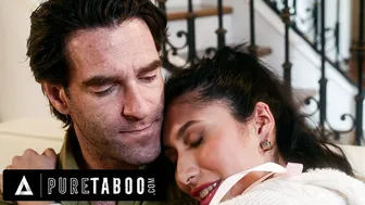 Petite Penelope Woods Seduced by Delivery Guy Ken Feels in Taboo Roleplay