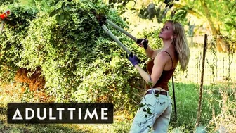 Blonde Cheating Housewife Serene Siren Fucks Neighbor in POV Sex