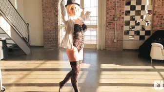 Jessi Marie Strips Teasingly in Lingerie Before Revealing Her Curves