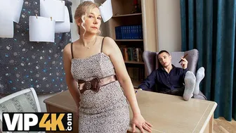 Private eye chooses sex with a hot blonde Russian cougar over money
